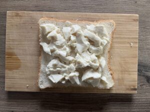 食パンに豆腐をのせる