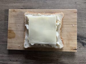 スライスチーズをのせる