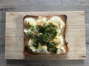 のり、小ねぎ、かつお節をかける