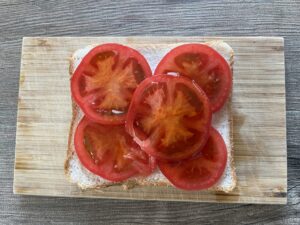 トマト、メープルシロップをのせる