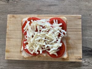 ピザ用チーズをかける