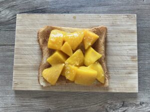 焼いた食パンにマンゴーをのせる