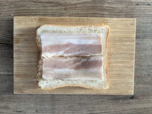 ベーコンをのせる