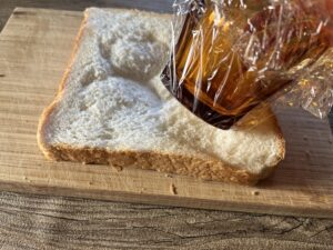 コップの底で食パンの中央をへこませる