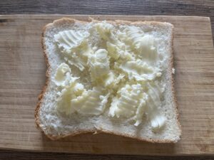 食パンにバターを塗る