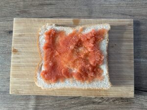 明太子を食パンにのせる