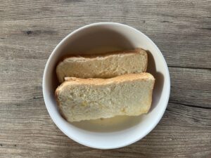 食パンを卵液に浸す