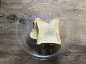 卵液に食パンを浸す