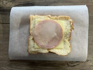 食パンにハムチーズをはさむ