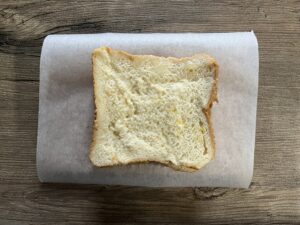 食パンにハムチーズをはさむ