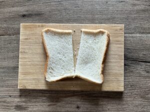 食パンを半分に切る