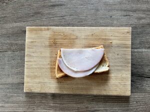 焼いた食パンにハムをのせる