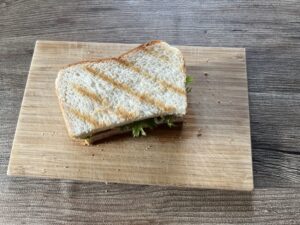 もう片方のパンで挟む