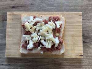 ピザ用チーズをかける