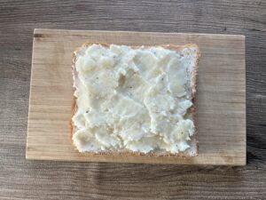 食パンにじゃがいもペーストを塗る