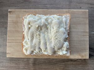 粉チーズをかける