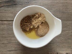 溶かしバター、すりごま、きなこ、てんさい糖を混ぜる