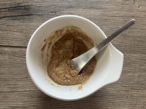 溶かしバター、すりごま、きなこ、てんさい糖を混ぜる