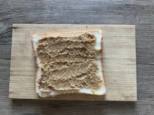 きなこごまペーストを食パンに塗る