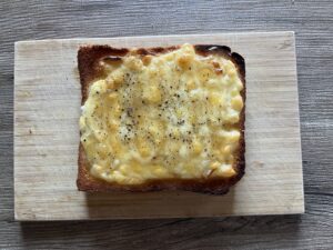 はちみつと黒こしょうをかける